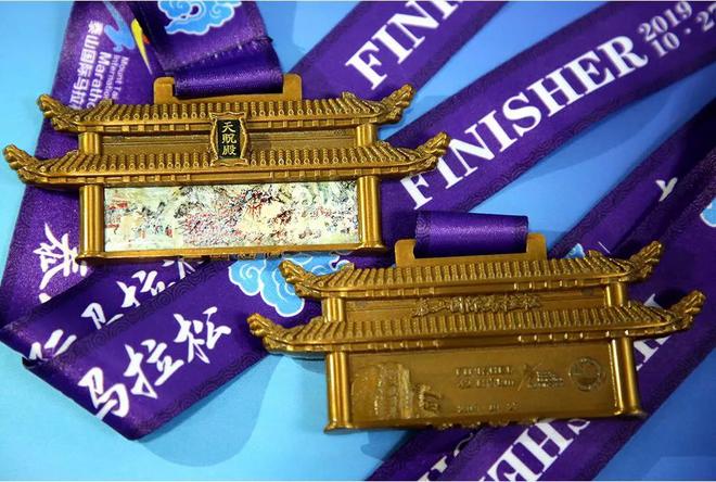 两万余人勇当“挑山工”，征战泰山马拉松！