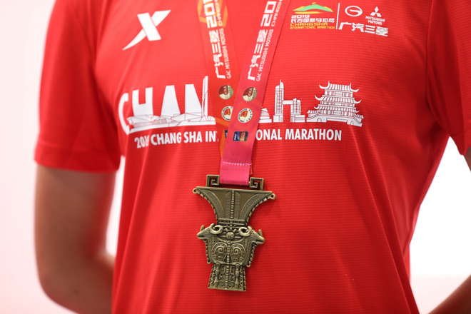 奖牌、服装惊喜亮相，2019长马跑出耀眼中国红！