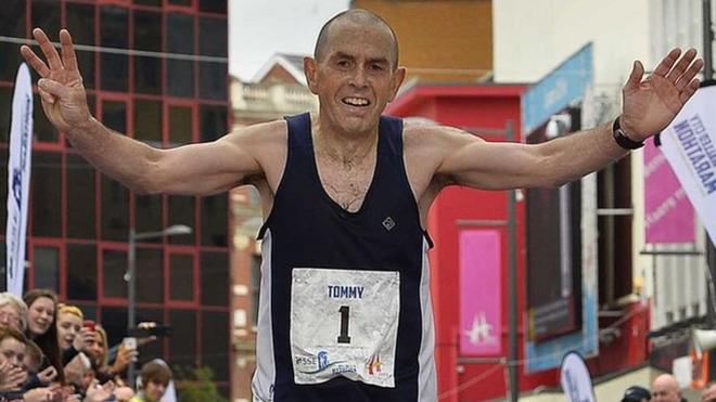 59岁大爷2小时27分完赛法马 携爱子创父子马拉松世界纪录