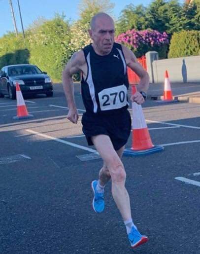 59岁大爷2小时27分完赛法马 携爱子创父子马拉松世界纪录