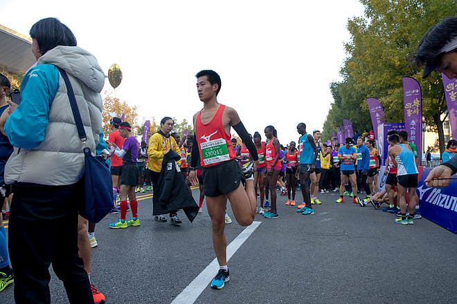 两万余人勇当“挑山工”，征战泰山马拉松！