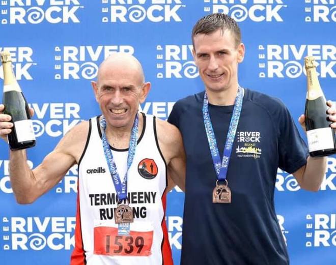 59岁大爷2小时27分完赛法马 携爱子创父子马拉松世界纪录