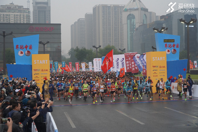 风雨中，西安马拉松燃爆全城！