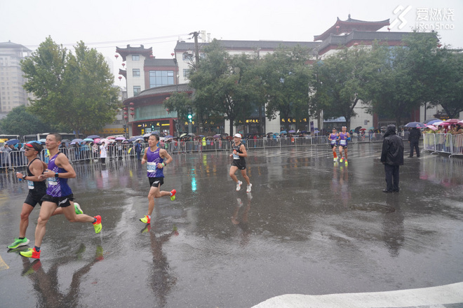 风雨中，西安马拉松燃爆全城！
