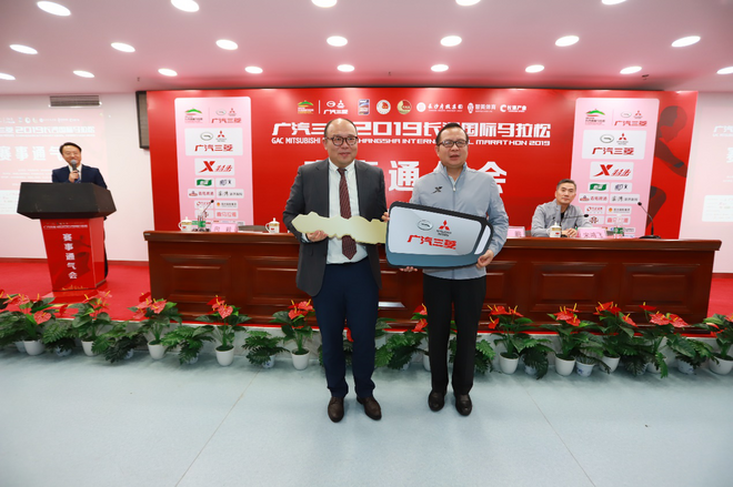 奖牌、服装惊喜亮相，2019长马跑出耀眼中国红！