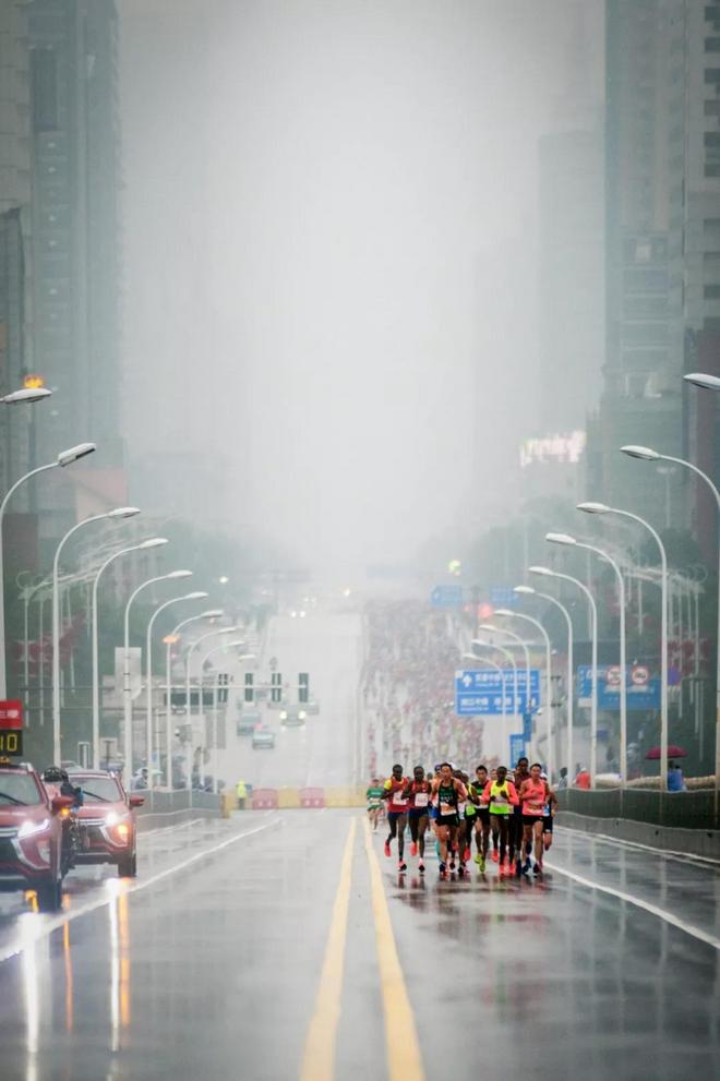 2019长沙国际马拉松雨中火辣开跑！驰骋一江两岸，感受星城巨变！