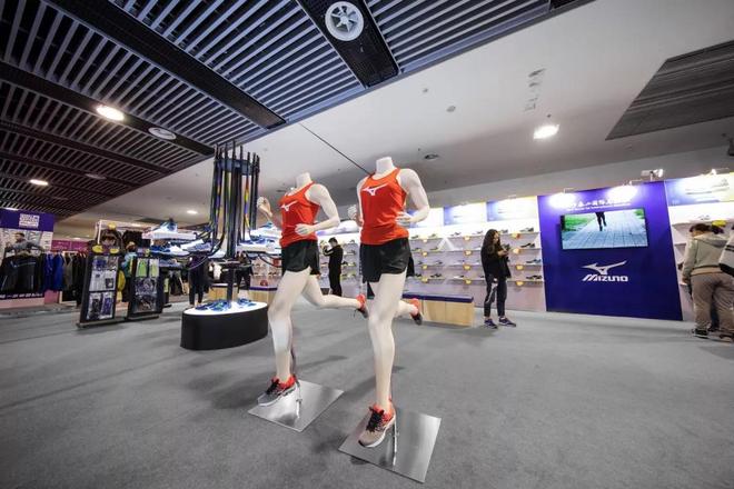 两万余人勇当“挑山工”，征战泰山马拉松！