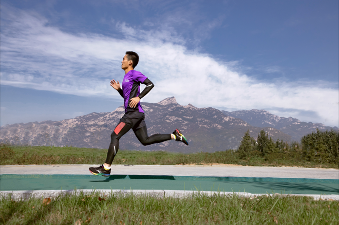 两万余人勇当“挑山工”，征战泰山马拉松！