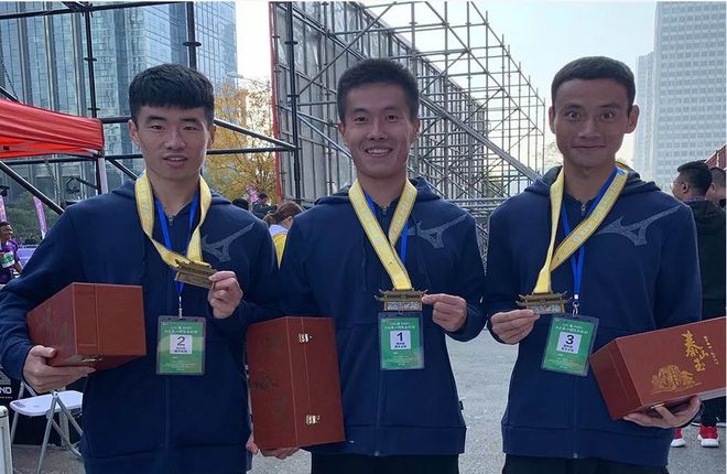 两万余人勇当“挑山工”，征战泰山马拉松！