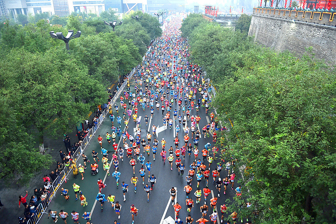 穿顶级跑鞋是作弊？跑步能赢真黄金！ | 跑圈十件事