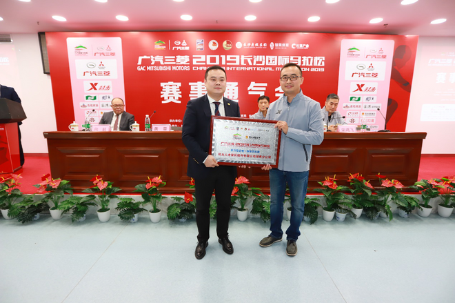 奖牌、服装惊喜亮相，2019长马跑出耀眼中国红！