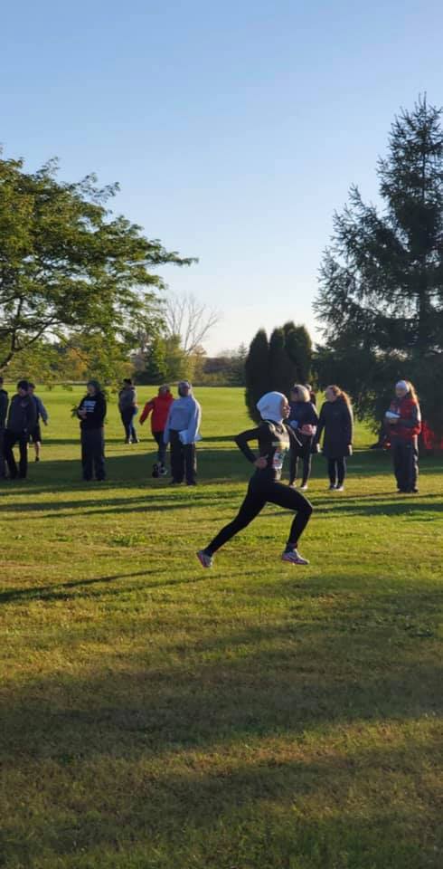 穆斯林学生因为戴头巾被取消跑步比赛资格