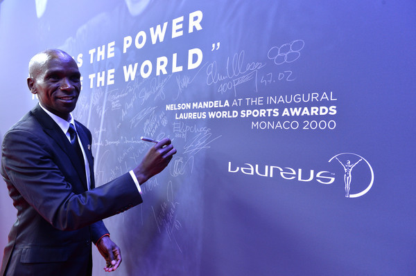 女子马拉松纪录诞生 相当于男子纪录1小时58分 | 跑圈十件事