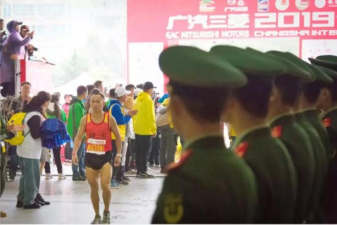 2019长沙国际马拉松雨中火辣开跑！驰骋一江两岸，感受星城巨变！