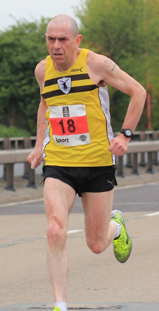 59岁大爷2小时27分完赛法马 携爱子创父子马拉松世界纪录