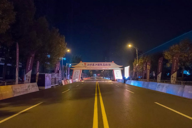 两万余人勇当“挑山工”，征战泰山马拉松！