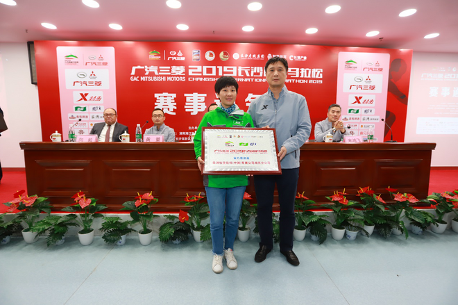 奖牌、服装惊喜亮相，2019长马跑出耀眼中国红！