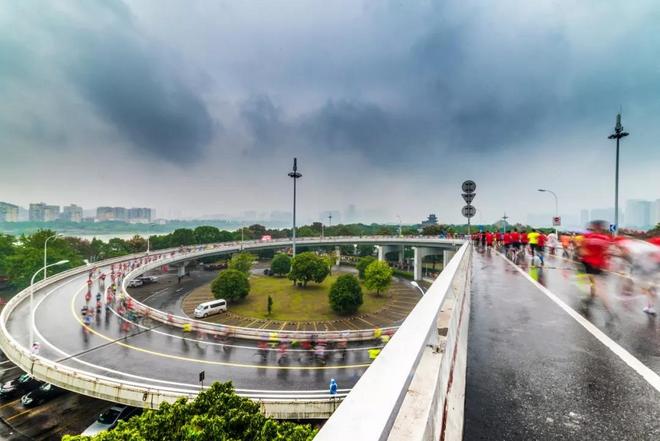 2019长沙国际马拉松雨中火辣开跑！驰骋一江两岸，感受星城巨变！