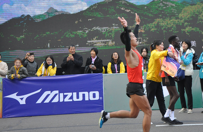 两万余人勇当“挑山工”，征战泰山马拉松！