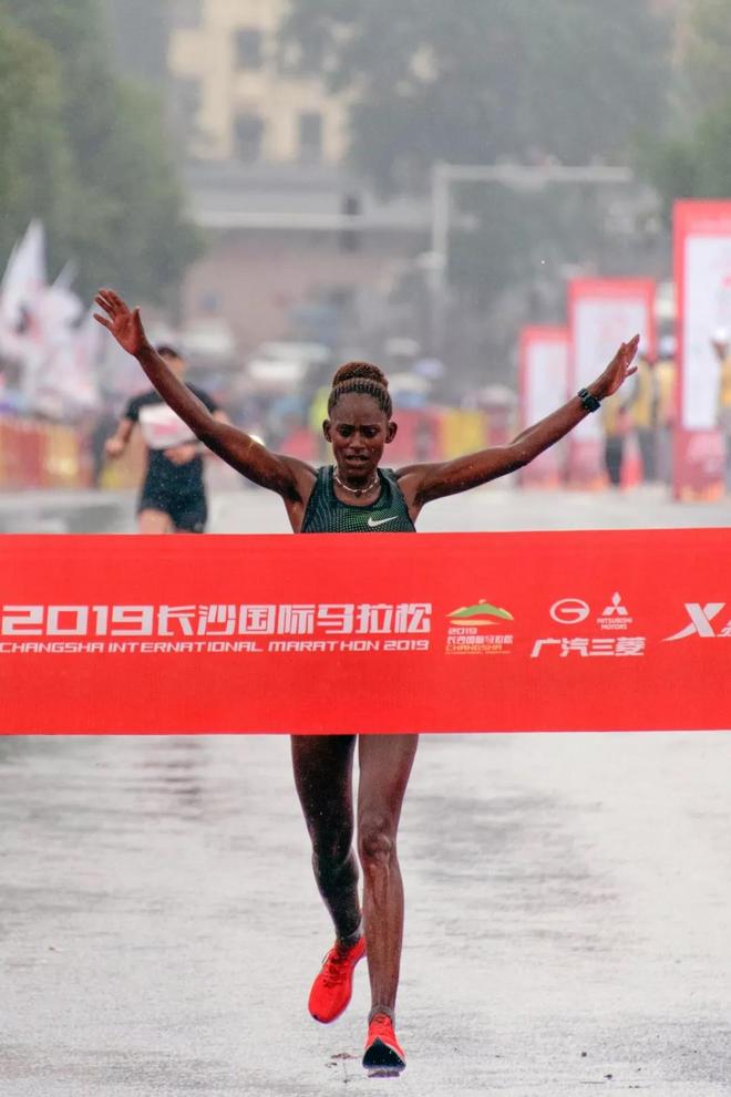 2019长沙国际马拉松雨中火辣开跑！驰骋一江两岸，感受星城巨变！