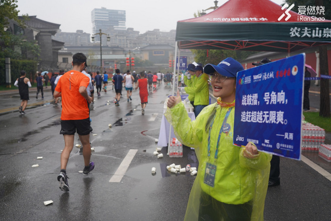 风雨中，西安马拉松燃爆全城！