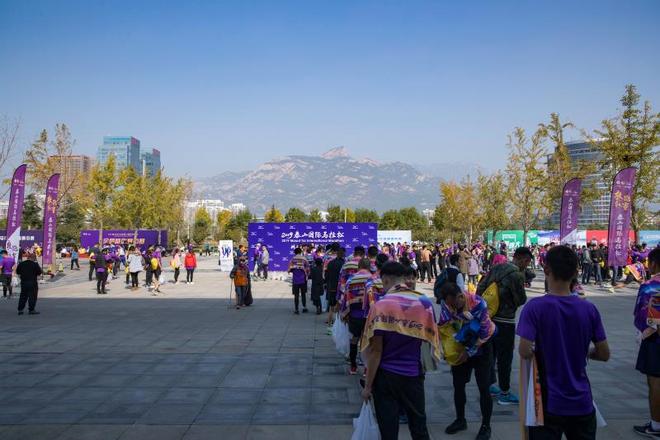 两万余人勇当“挑山工”，征战泰山马拉松！