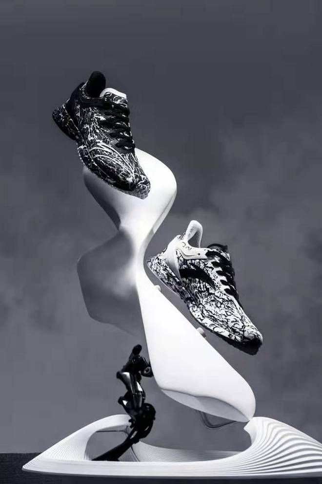 女子马拉松纪录诞生 相当于男子纪录1小时58分 | 跑圈十件事