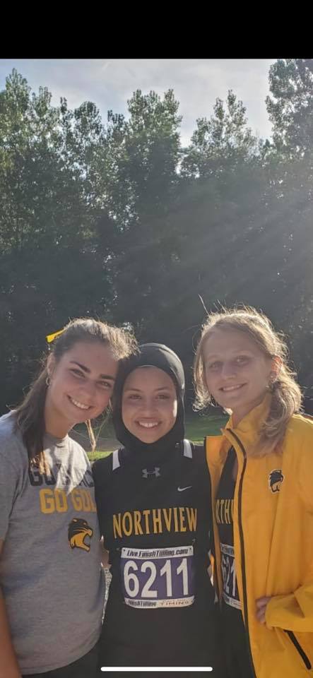 穆斯林学生因为戴头巾被取消跑步比赛资格