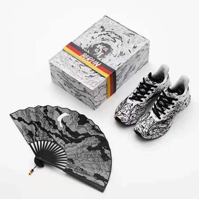 女子马拉松纪录诞生 相当于男子纪录1小时58分 | 跑圈十件事