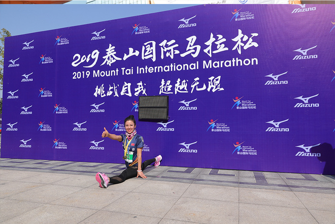 两万余人勇当“挑山工”，征战泰山马拉松！