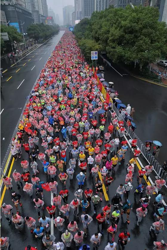 2019长沙国际马拉松雨中火辣开跑！驰骋一江两岸，感受星城巨变！