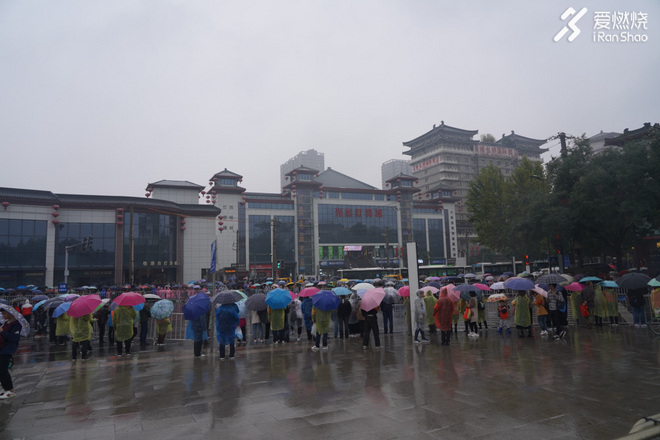 风雨中，西安马拉松燃爆全城！