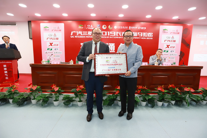 奖牌、服装惊喜亮相，2019长马跑出耀眼中国红！