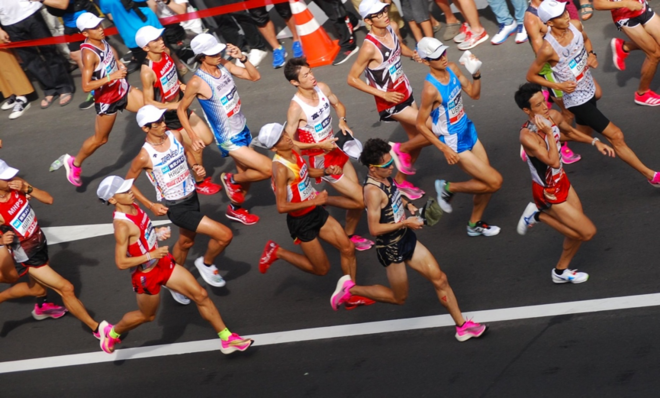 穿顶级跑鞋是作弊？跑步能赢真黄金！ | 跑圈十件事