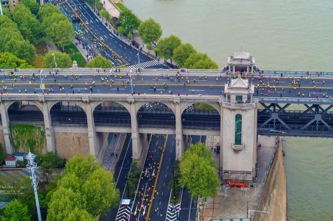 女子马拉松纪录诞生 相当于男子纪录1小时58分 | 跑圈十件事