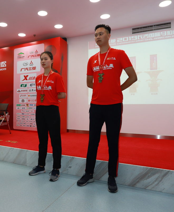 奖牌、服装惊喜亮相，2019长马跑出耀眼中国红！