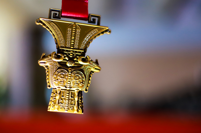 奖牌、服装惊喜亮相，2019长马跑出耀眼中国红！