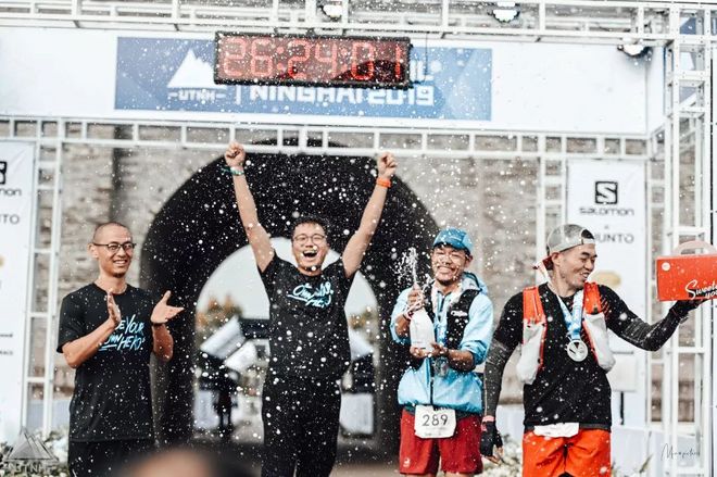 穿顶级跑鞋是作弊？跑步能赢真黄金！ | 跑圈十件事