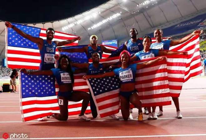 女子马拉松纪录诞生 相当于男子纪录1小时58分 | 跑圈十件事