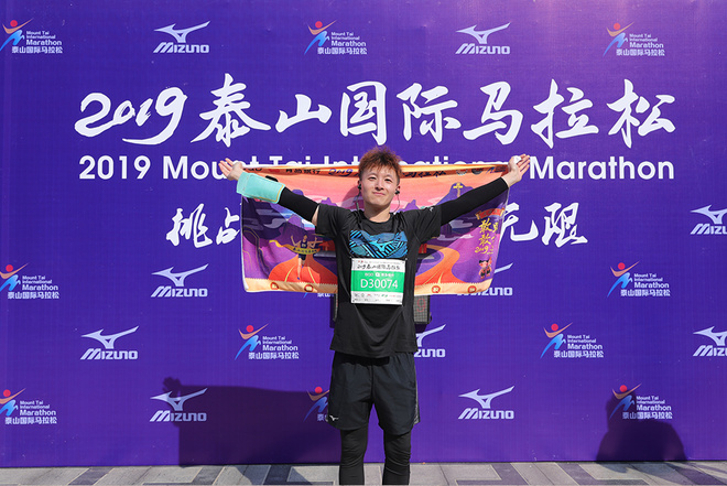 两万余人勇当“挑山工”，征战泰山马拉松！