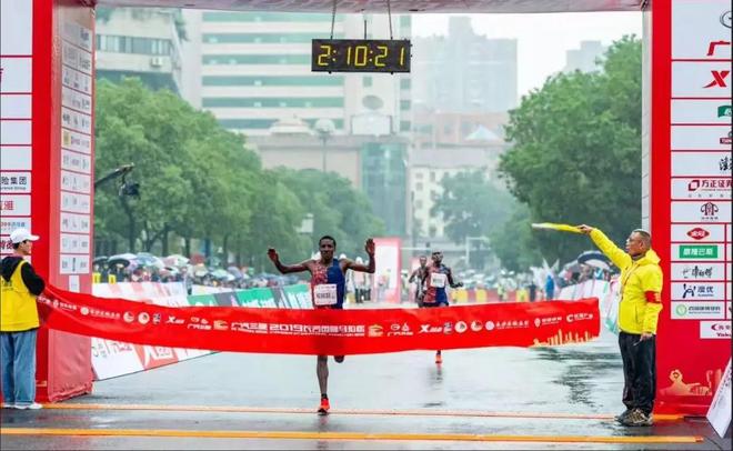 2019长沙国际马拉松雨中火辣开跑！驰骋一江两岸，感受星城巨变！