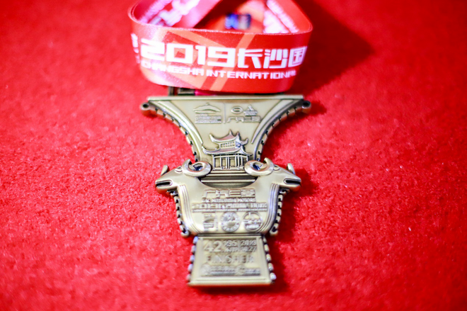 奖牌、服装惊喜亮相，2019长马跑出耀眼中国红！