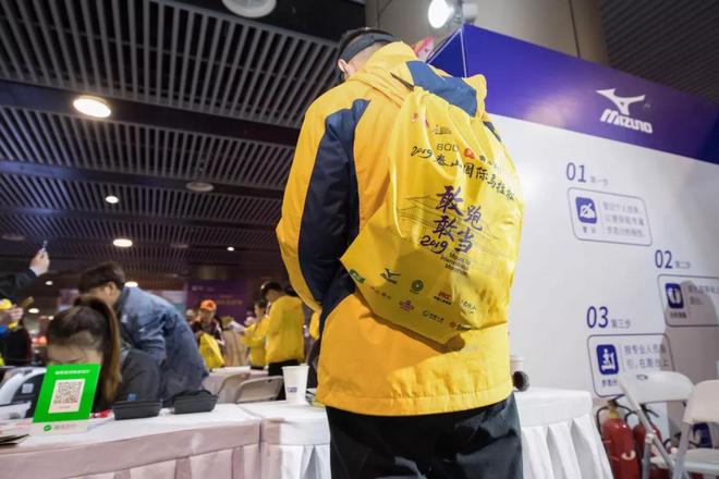 两万余人勇当“挑山工”，征战泰山马拉松！