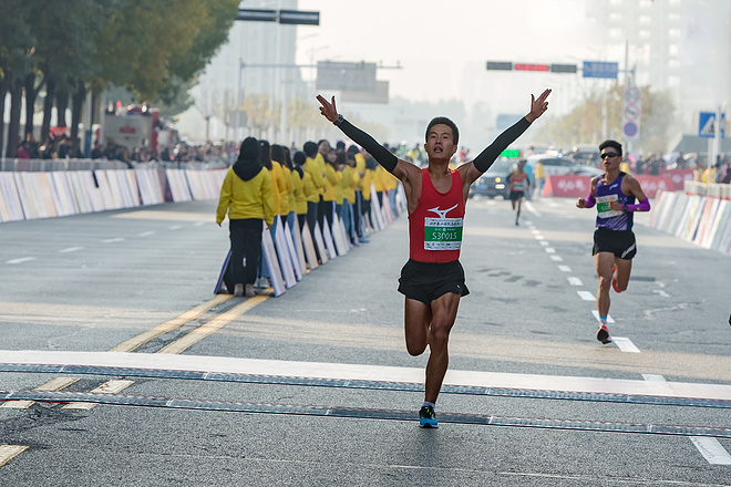 两万余人勇当“挑山工”，征战泰山马拉松！