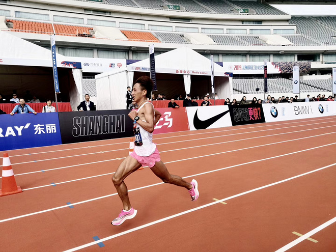 他们如何赢得“史上最热”上马？杨定宏、贾俄仁加、李芷萱师徒专访