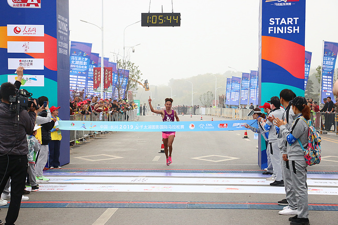 中国•长兴2019龙之梦•太湖图影国际马拉松开跑 万名跑者享受狂欢