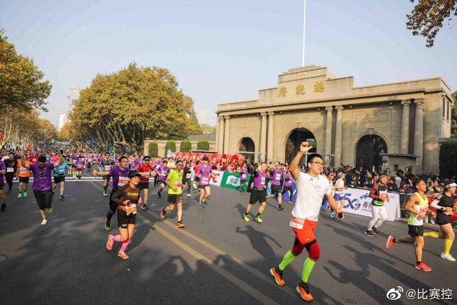 2019南马激情开跑 近3万跑友领略“创新名城 美丽古都”魅力