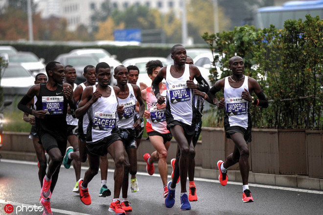 男女半马世界纪录保持者分获纽马男女冠军 | 跑圈十件事