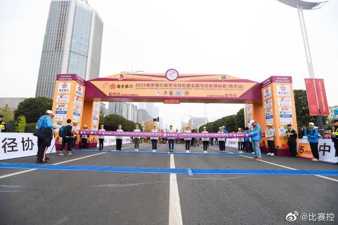 2019南马激情开跑 近3万跑友领略“创新名城 美丽古都”魅力