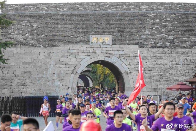 2019南马激情开跑 近3万跑友领略“创新名城 美丽古都”魅力